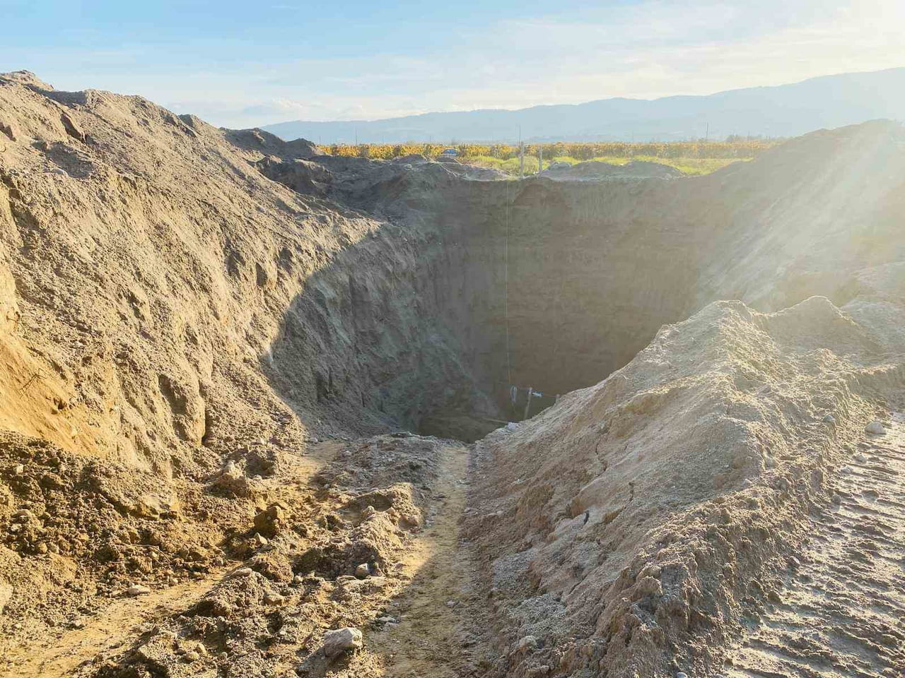 DENİZLİ’NİN BULDAN İLÇESİNDE 30 METRELİK DEVASA ÇUKUR AÇIP TARİHİ ESER ARAYAN ŞÜPHELİLER, İLÇE...