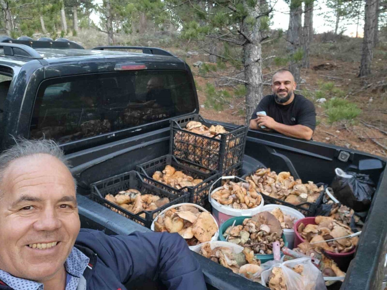 DENİZLİ’NİN ÇAMELİ İLÇESİNDE YAĞIŞLARIN ARDINDAN YENİDEN CANLANAN CİNTAR SEZONUNDA BİR ARKADAŞ...