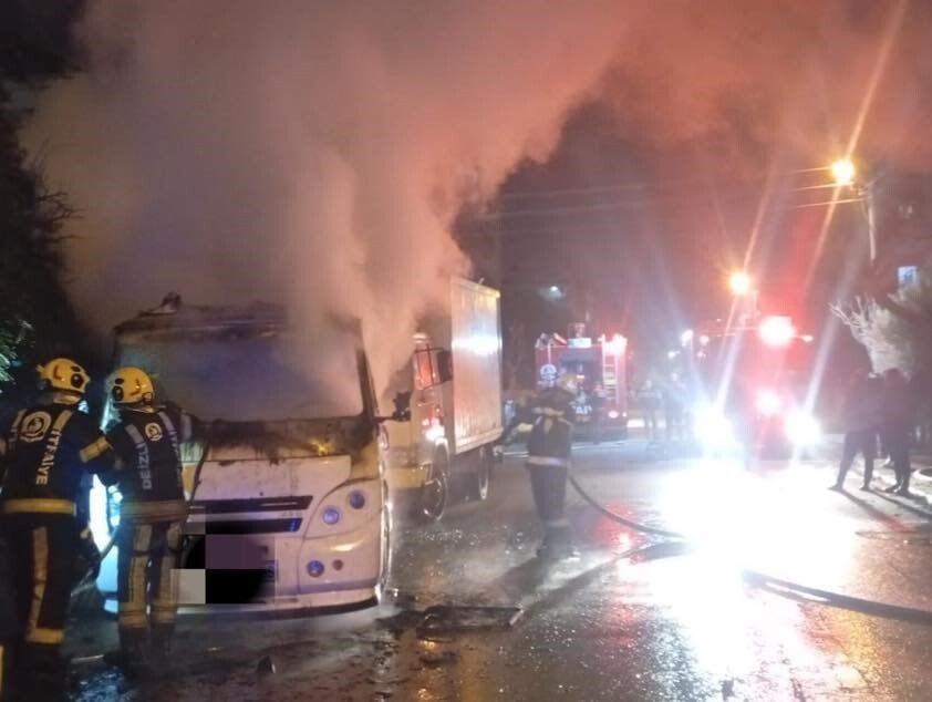 DENİZLİ’NİN MERKEZEFENDİ İLÇESİNDE PARK HALİNDEKİ MİNİBÜSÜ BİR ANDA ALEVLER SARDI.