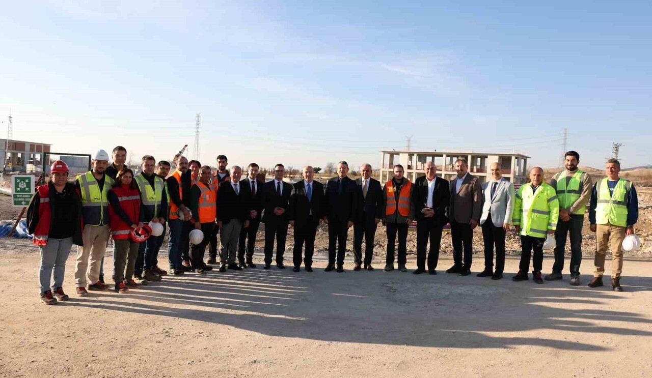 DENİZLİ VALİSİ ÖMER FARUK COŞKUN VE BERABERİNDEKİ HEYET, DENİZLİ OSB YÖNETİMİ EŞLİĞİNDE BÖLGEDE...