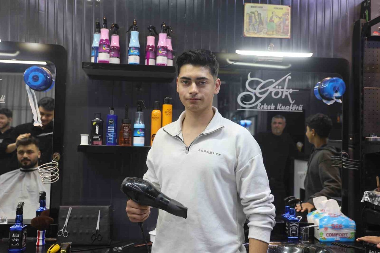 DEPREMDE ESNASINDA BERBER KOLTUĞUNDAKİ MÜŞTERİNİN SAÇINI YIKAMAYI DEVAM EDEN KEMAL SÜRMELİ