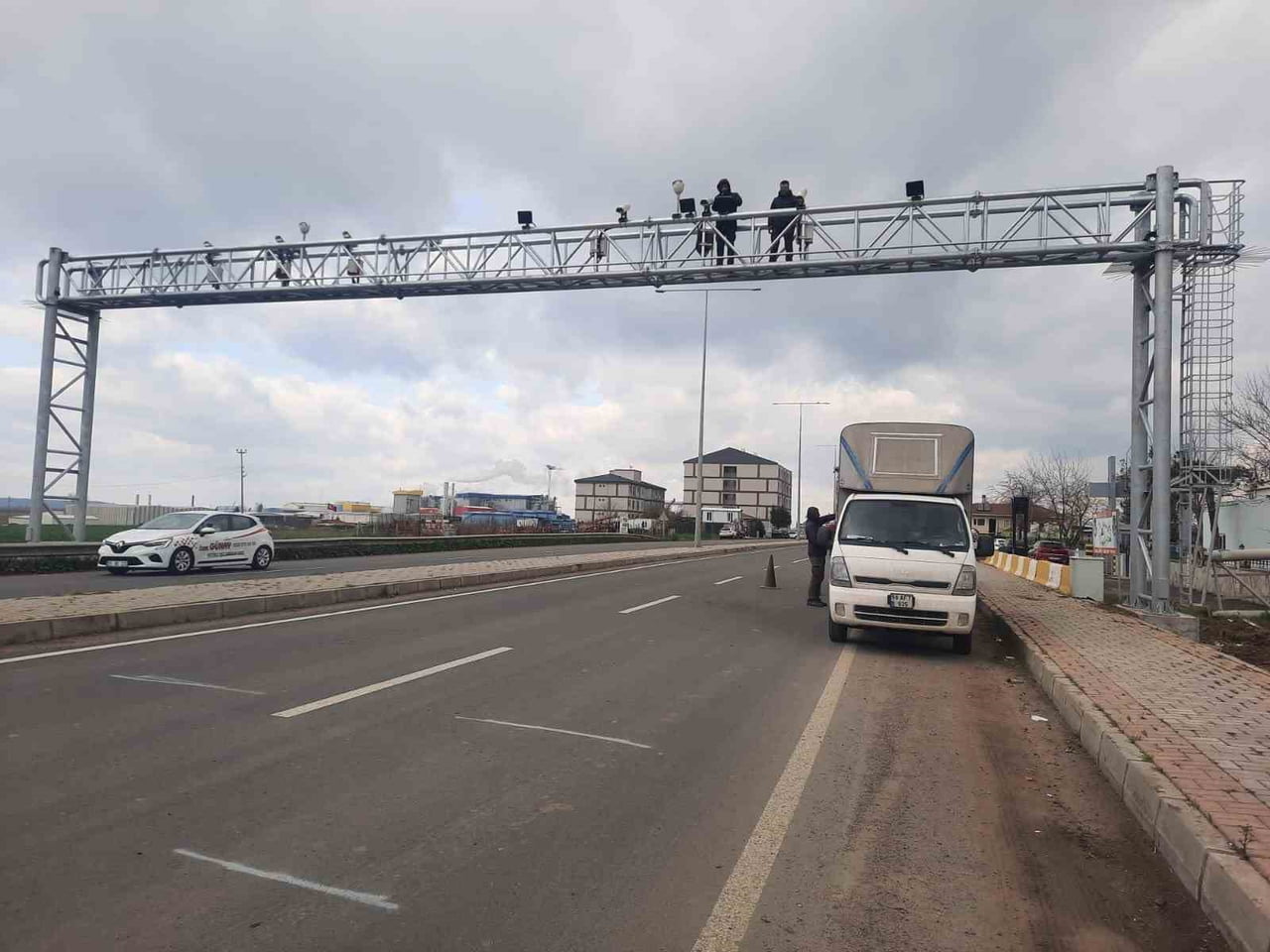 DEVRİLEN DEMİR DÜZENEK VE KAMERA SİSTEMİ YENİDEN KURULDU.