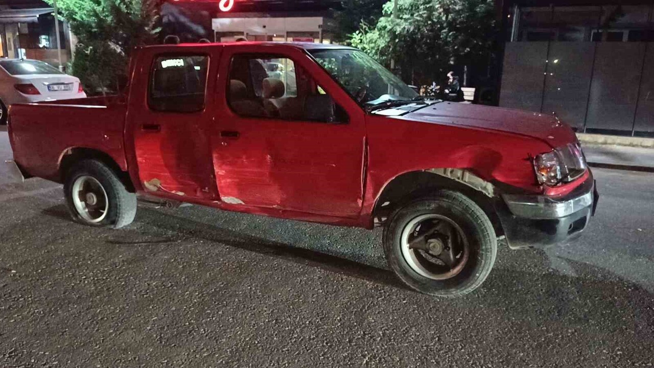 DİĞER ARAÇLARA DA ÇARPAN KAMYONETTE DE HASAR OLUŞTU