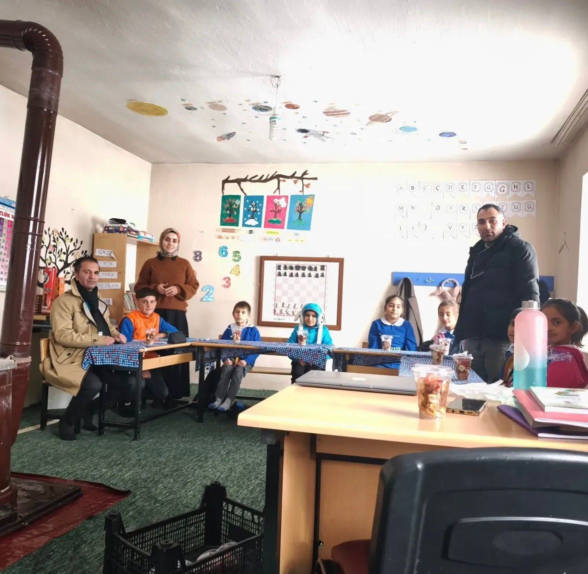 DİYADİN’DE KÖY OKULLARINDA ÖĞRENCİLERE WAFFLE SÜRPRİZİ