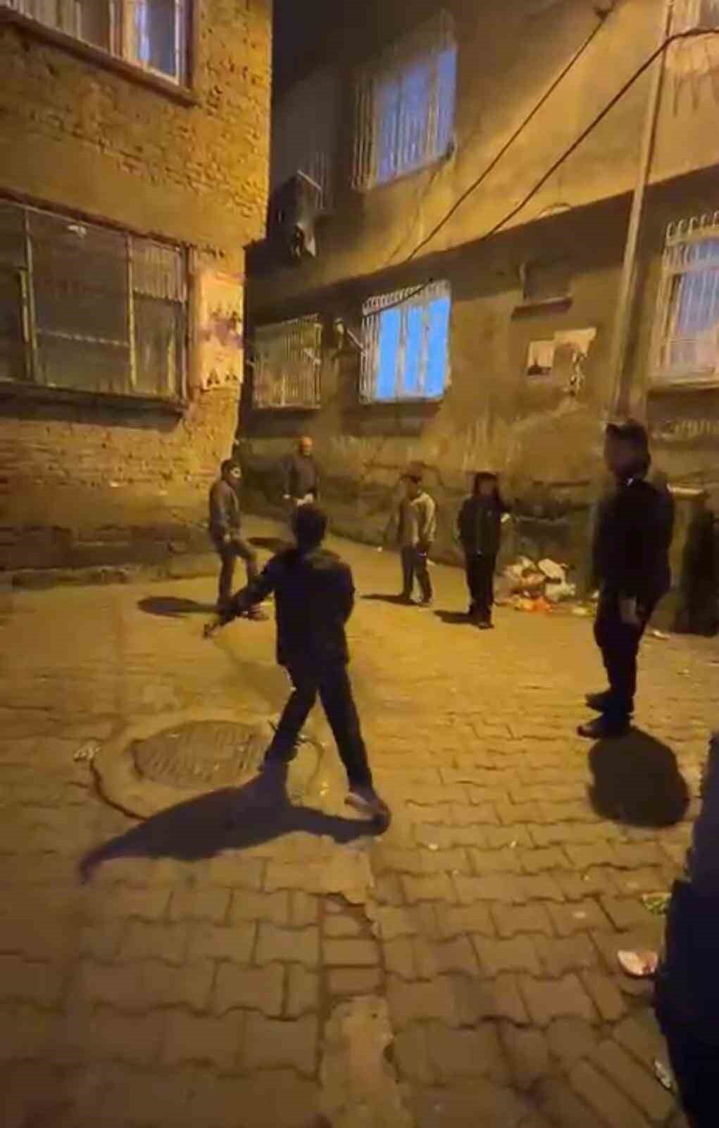 DİYARBAKIR'DA, 2015 YILINDA TERÖR OLAYLARININ YOĞUN YAŞANMASIYLA HAFIZALARA KAZINAN MERKEZ SUR...