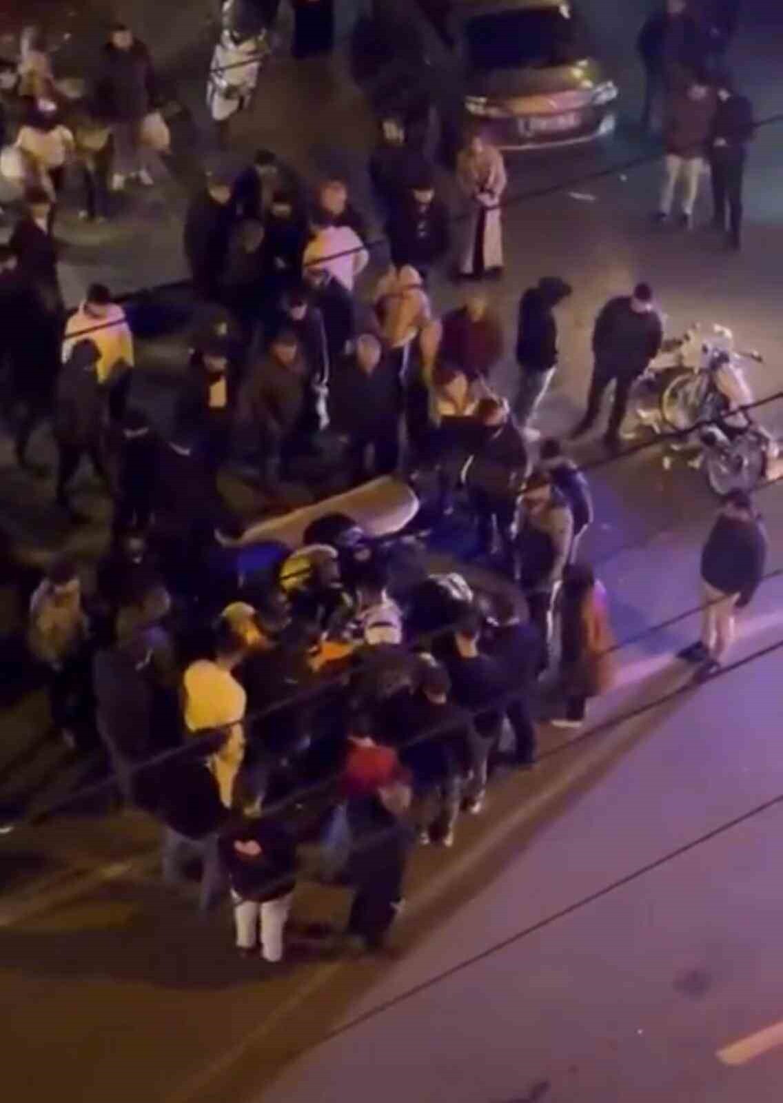 DİYARBAKIR'DA KAZA GEÇİREN MOTOSİKLET SÜRÜCÜSÜNÜN ACI İÇİNDE BAĞIRMASI, CEP TELEFONU KAMERASINA...