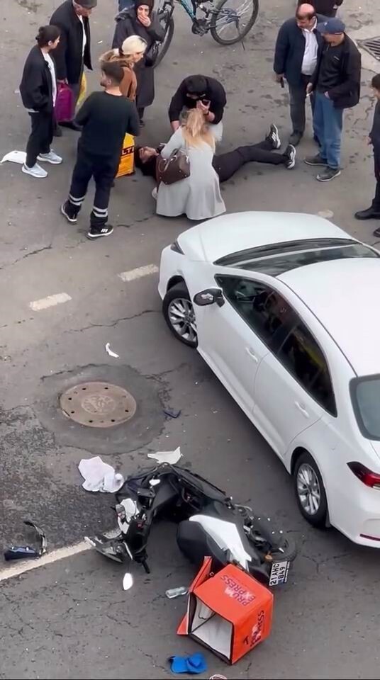 DİYARBAKIR'DA, OTOMOBİLİN ÇARPTIĞI MOTOSİKLETLİ KURYE YOLA SAVRULDU. OLAYDA MOTOSİKLET SÜRÜCÜSÜ...