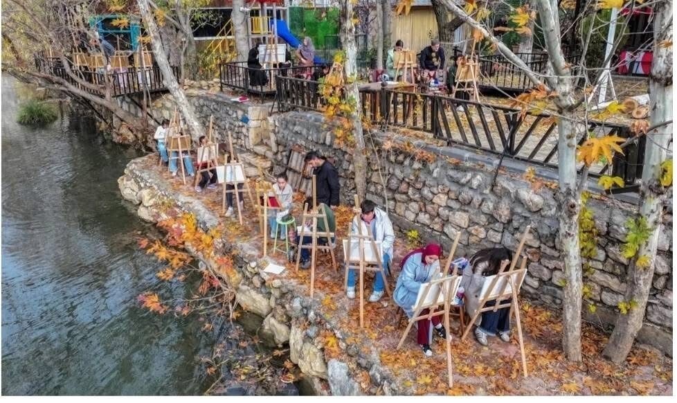 DİYARBAKIR'IN ÇERMİK İLÇESİNDE ÖĞRENCİLER TARİHİ VE DOĞAYI TUVALE TAŞIYOR.