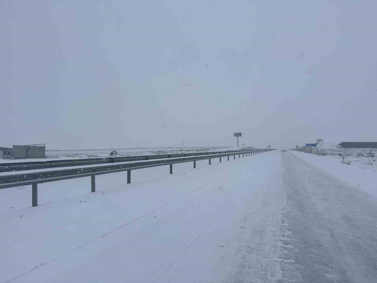 DİYARBAKIR'IN ÇERMİK İLÇESİNDE ŞANLIURFA'NIN SİVEREK İLÇESİNE BAĞLANAN YOLDA KAR YAĞIŞI NEDENİYLE...