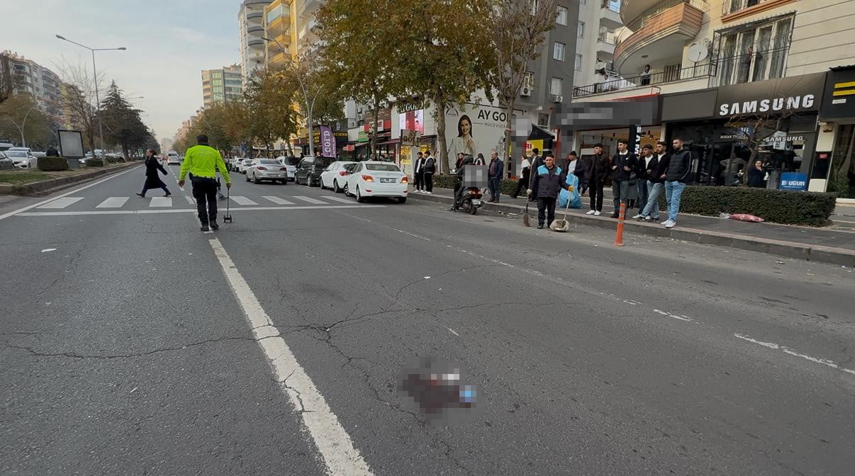 DİYARBAKIR'IN KAYAPINAR İLÇESİNDE OTOMOBİLİN ÇARPTIĞI YAYAYA AĞIR YARALANDI. KAZAYA KARIŞAN VE...