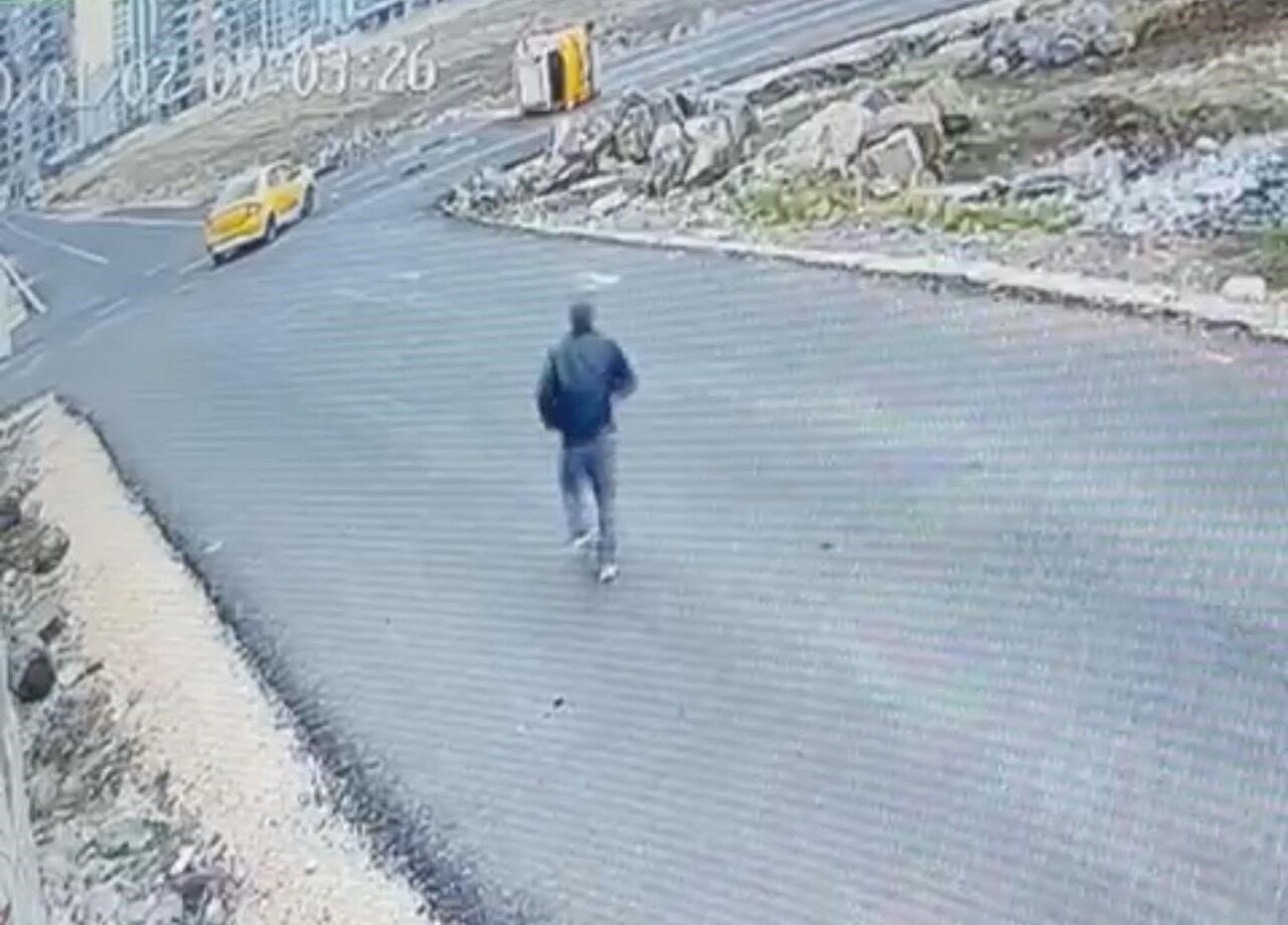 DİYARBAKIR'IN KAYAPINAR İLÇESİNDE TALİ YOLDAN ANA YOLA KONTROLSÜZCE ÇIKAN BİR TİCARİ TAKSİ, ANA...