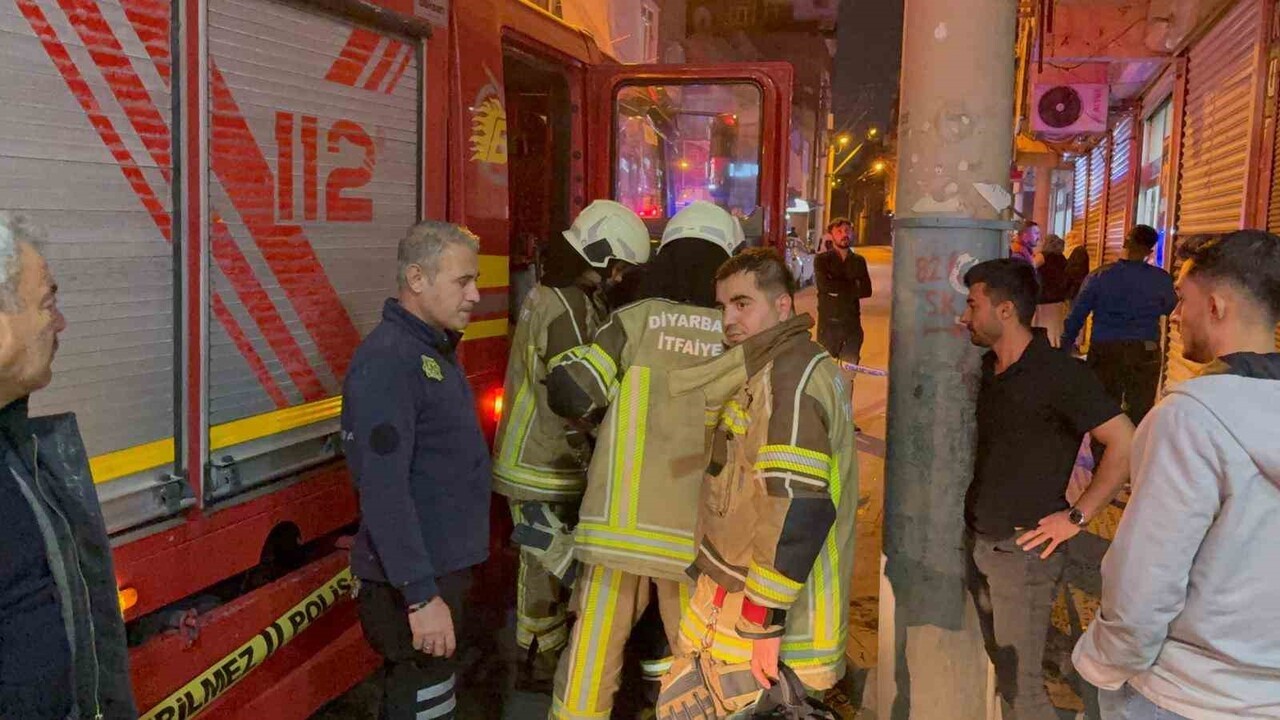 DİYARBAKIR'IN MERKEZ BAĞLAR İLÇESİNDE EŞİYLE TARTIŞAN ŞAHIS, EVİNİ ATAŞE VERDİ. YANGIN, İTFAİYE...