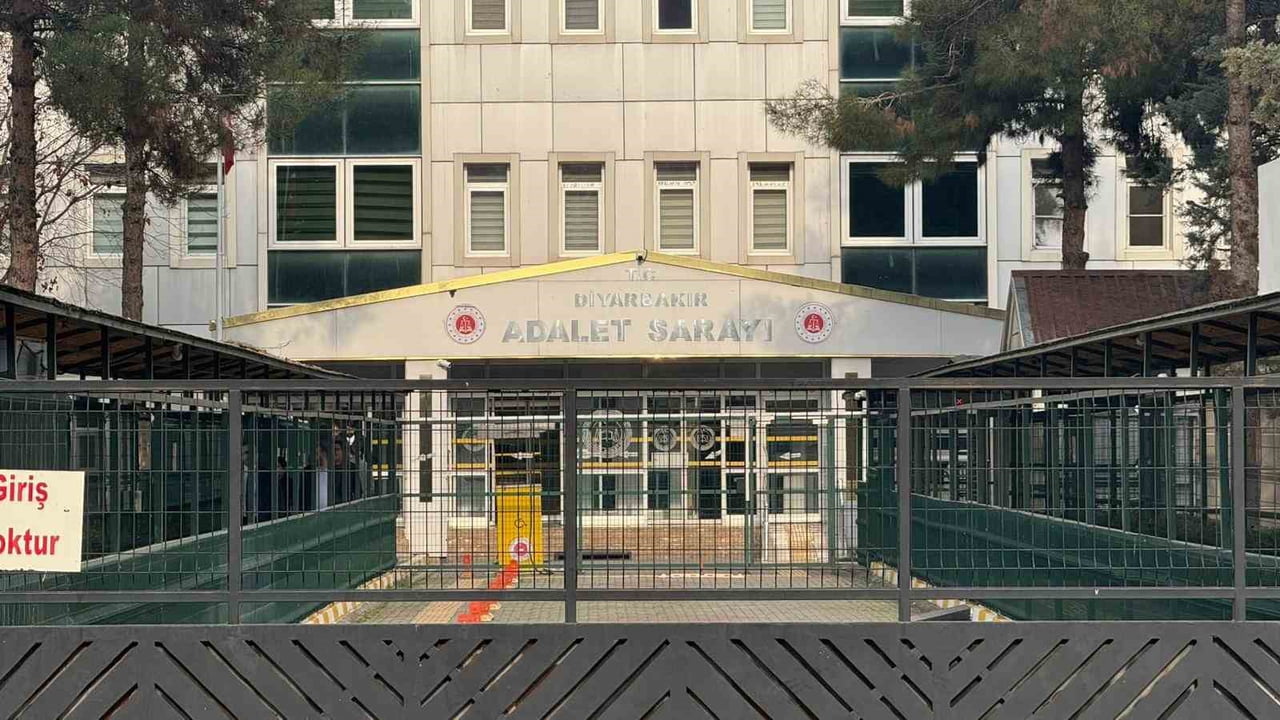 DİYARBAKIR'IN MERKEZ YENİŞEHİR İLÇESİNDE BİR BİNADAKİ BOŞ DAİREDE CESEDİ BULUNAN 18 YAŞINDAKİ...