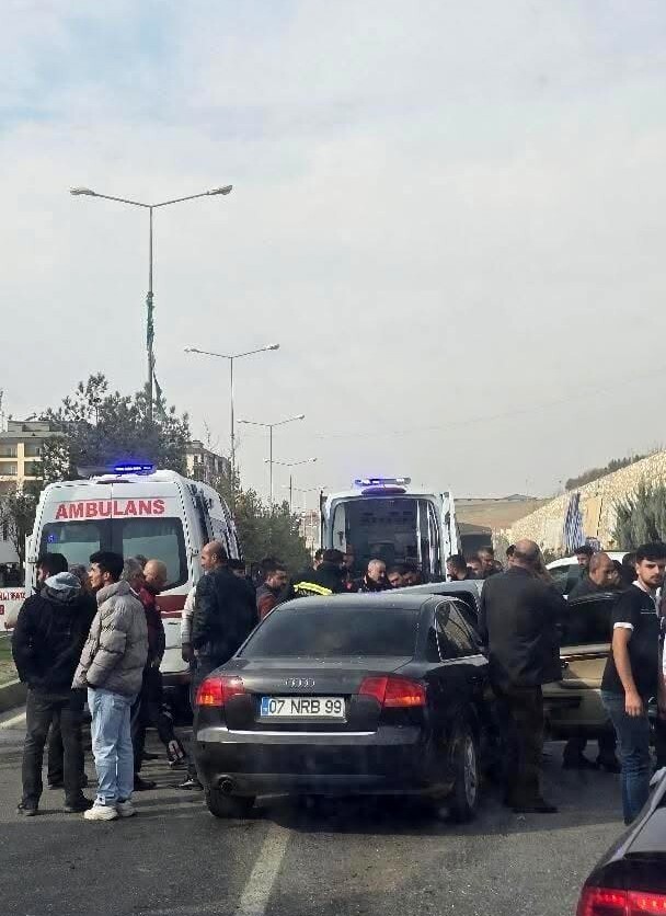 DİYARBAKIR'IN SİLVAN İLÇESİNDE İKİ OTOMOBİLİN ÇARPIŞMASI SONUCU 4 KİŞİ YARALANDI.