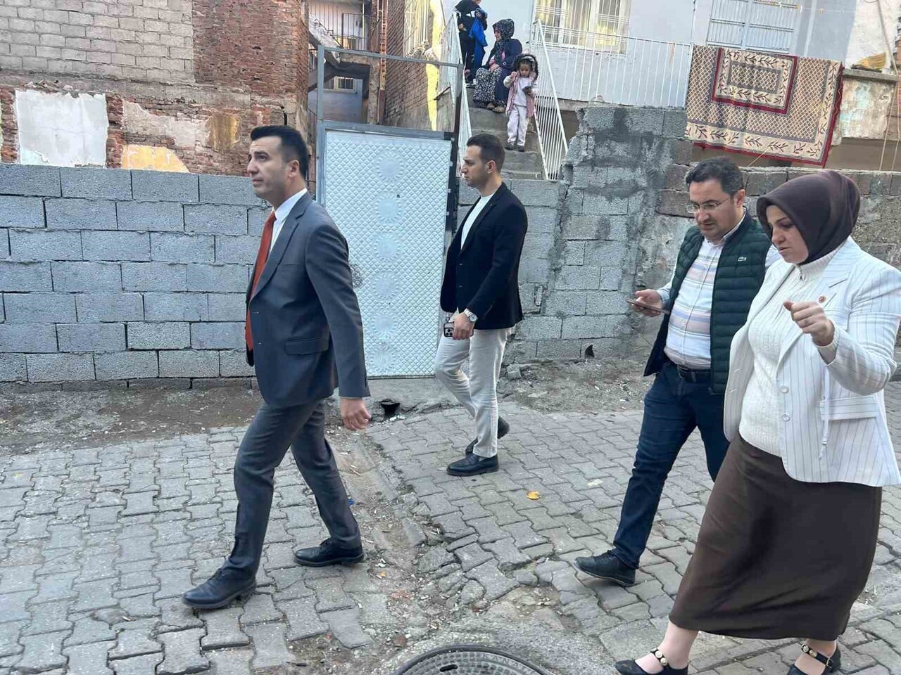 DİYARBAKIR BAĞLAR İLÇESİ KAYMAKAMI NECDET ÖZDEMİR, İLÇEDE GÜVENLİK RİSKİ TAŞIYAN ORTA HASARLI VE...