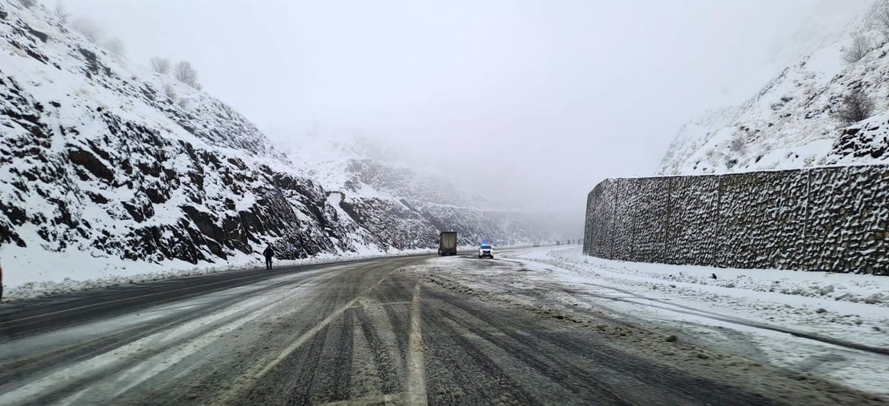 DİYARBAKIR-BİNGÖL KARA YOLUNDA KAR YAĞIŞI ETKİSİNİ ARTIRIRKEN, BAZI ARAÇLAR YOLDA MAHSUR...