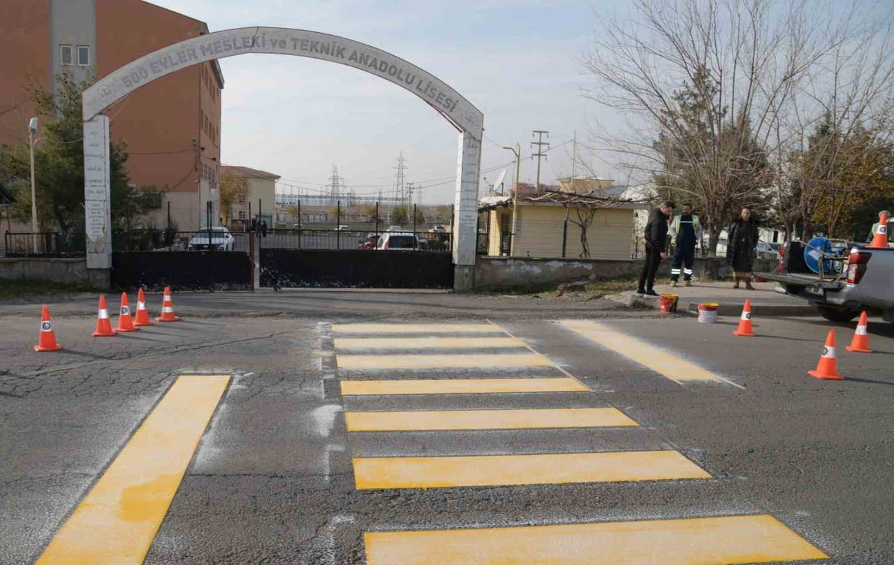 DİYARBAKIR BÜYÜKŞEHİR BELEDİYESİ, “YERİNDE ÇÖZÜM” ÇALIŞMALARI KAPSAMINDA KENT GENELİNDE...