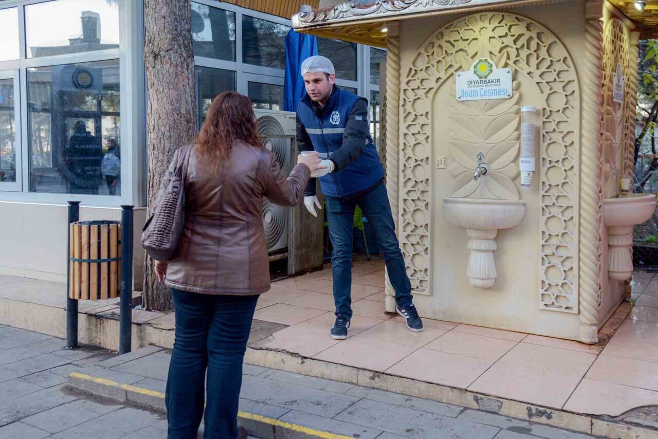 DİYARBAKIR BÜYÜKŞEHİR BELEDİYESİNİN KENTTEKİ 4 HASTANE İLE AKADEMİ SUR ETÜT MERKEZİ ÖNÜNDE KURDUĞU...