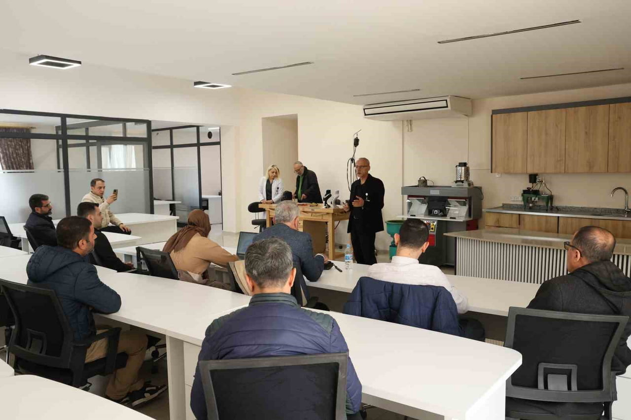 DİYARBAKIR’DA 57 YILDIR KUYUMCU SEKTÖRÜNDE ZANAATKAR OLAN 64 YAŞINDAKİ MEHMET ALİ AKINSOY, KENTİN...