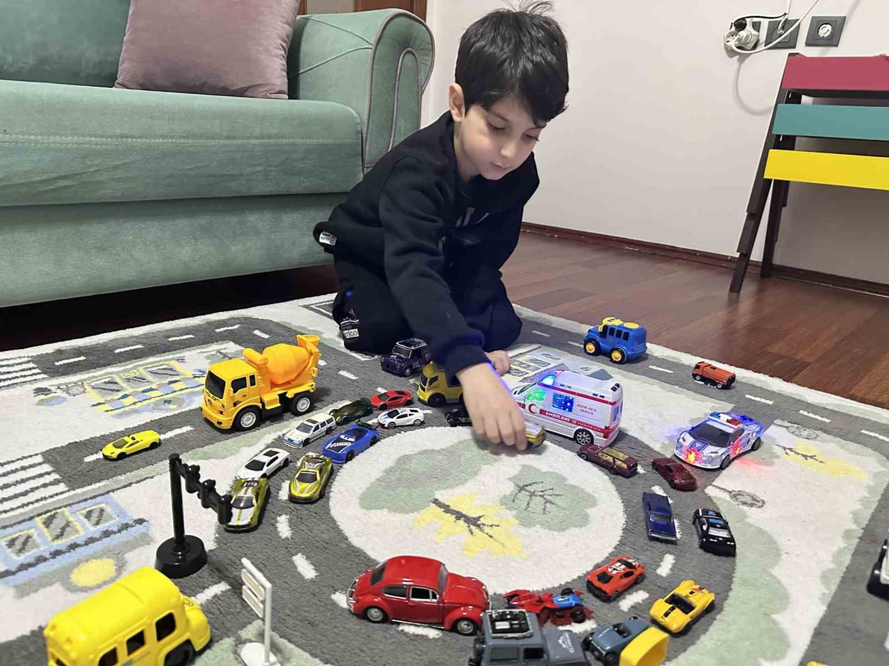 DİYARBAKIR’DA 6 YAŞINDAKİ İBRAHİM EFE IRMAK’IN EVDE OYUNCAK ARABALARIYLA OLUŞTURDUĞU TRAFİK...