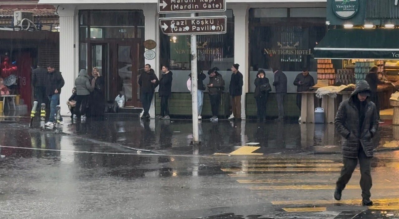 DİYARBAKIR’DA ANİDEN BASTIRAN YAĞMUR HAYATI FELÇ ETTİ