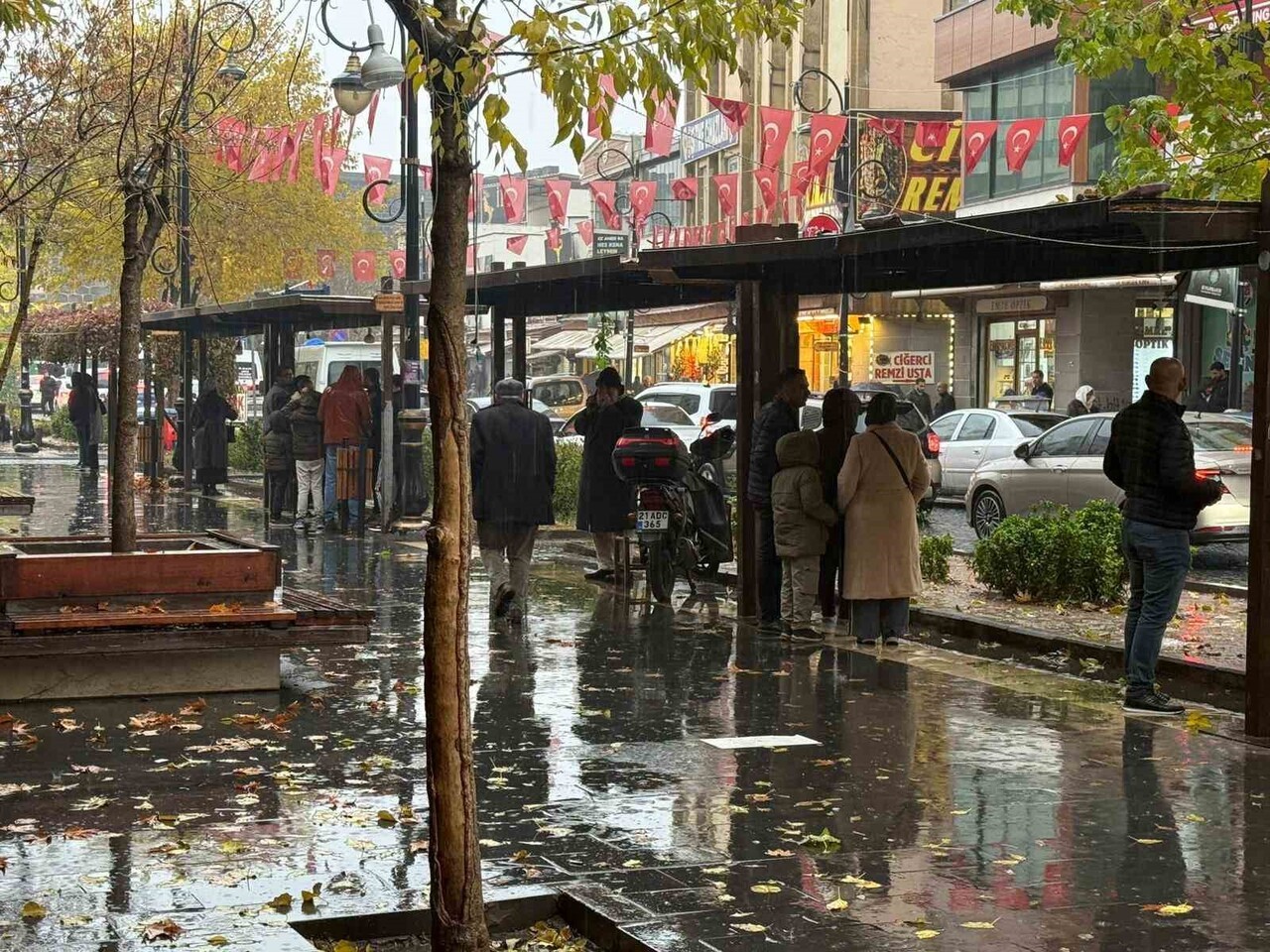 DİYARBAKIR’DA ANİDEN BASTIRAN YAĞMUR HAYATI FELÇ ETTİ