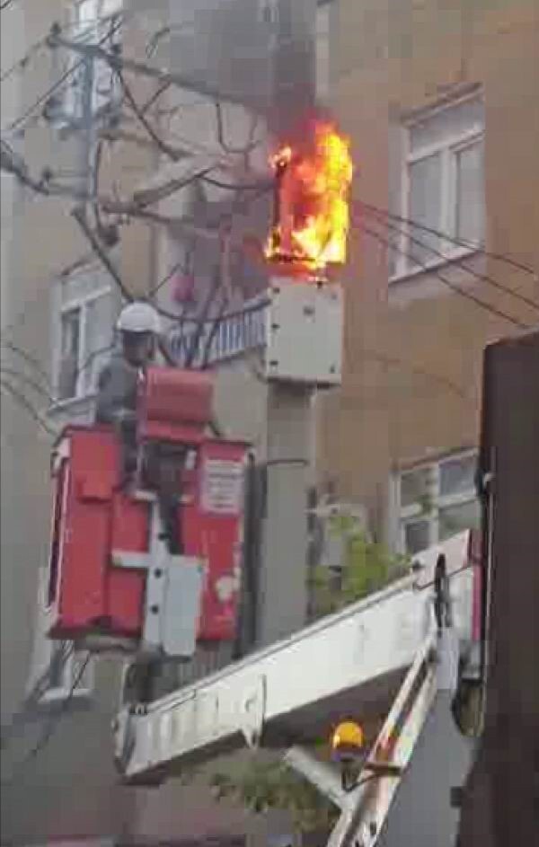 DİYARBAKIR’DA AŞIRI YÜKLENİLEN TRAFO ALEV ALDI. YANGIN İTFAİYE EKİPLERİNCE SÖNDÜRÜLDÜ.