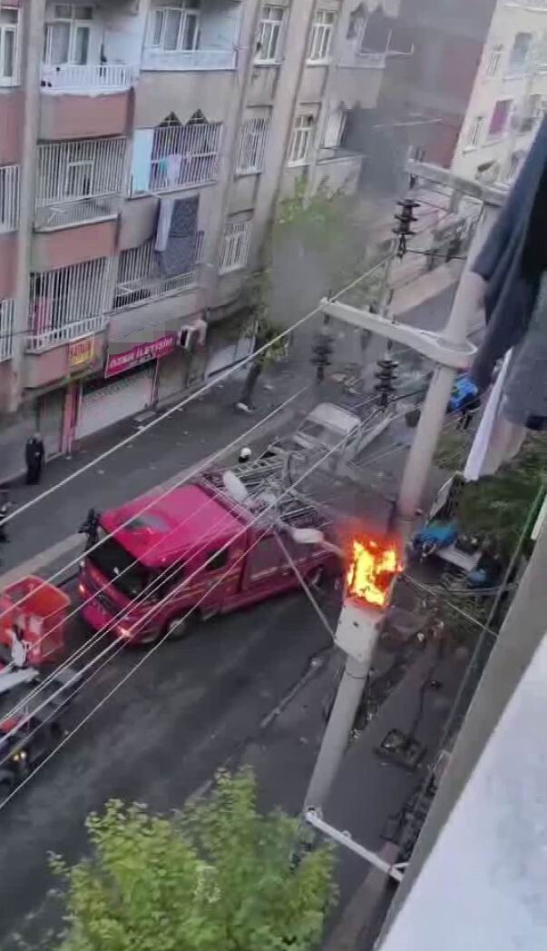 DİYARBAKIR’DA AŞIRI YÜKLENİLEN TRAFO ALEV ALDI. YANGIN İTFAİYE EKİPLERİNCE SÖNDÜRÜLDÜ.