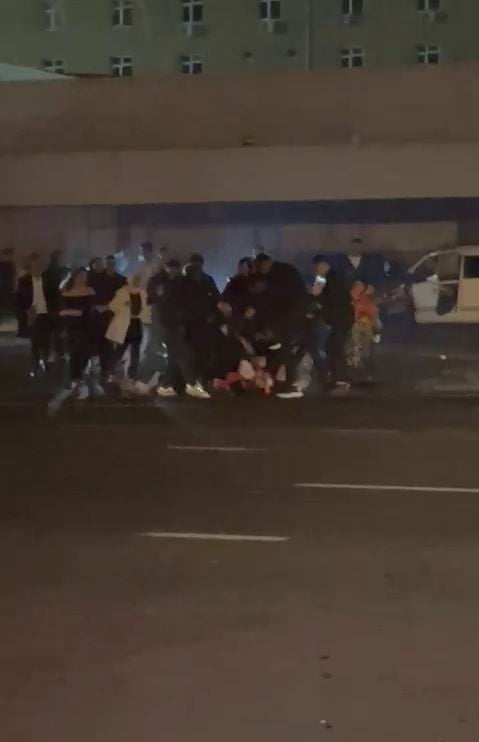 DİYARBAKIR’DA BİR DÜĞÜN SONRASI KAVGA ÇIKTI. KAVGADA DARP EDİLDİKTEN SONRA YERE DÜŞEN BİR KİŞİYE...