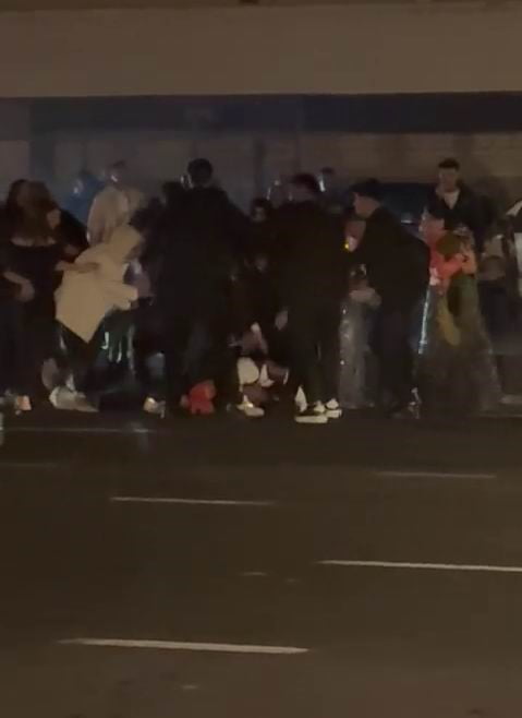 DİYARBAKIR’DA BİR DÜĞÜN SONRASI KAVGA ÇIKTI. KAVGADA DARP EDİLDİKTEN SONRA YERE DÜŞEN BİR KİŞİYE...