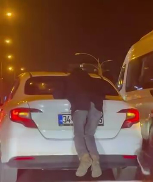 DİYARBAKIR’DA BİR KİŞİ, ARKASINA TUTUNDUĞU OTOMOBİL İLE METRELERCE İLERLEDİ. HEM KENDİNİ HEM DE...