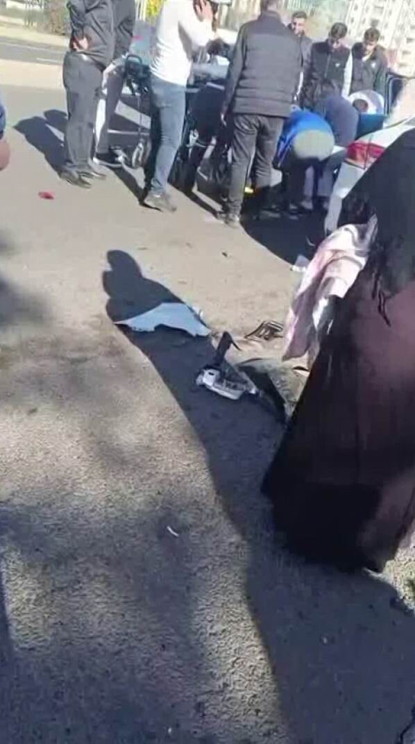 DİYARBAKIR’DA DÖRT ARACIN KARIŞTIĞI ZİNCİRLEME TRAFİK KAZASINDA 4 KİŞİ YARALANDI.