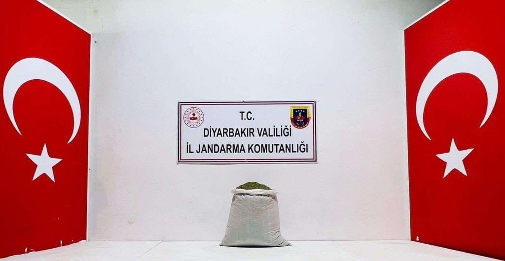 DİYARBAKIR’DA DÜZENLENEN UYUŞTURUCU OPERASYONUNDA 32 KİLO ESRAR ELE GEÇİRİLİRKEN 18 ŞÜPHELİ...