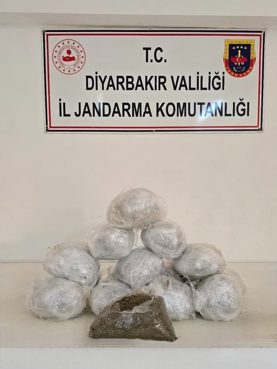 DİYARBAKIR’DA DÜZENLENEN UYUŞTURUCU OPERASYONUNDA 32 KİLO ESRAR ELE GEÇİRİLİRKEN 18 ŞÜPHELİ...