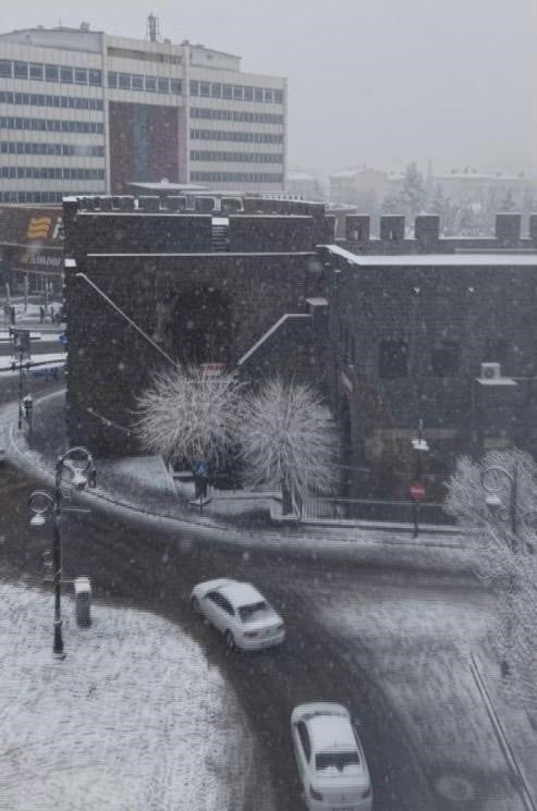 DİYARBAKIR’DA ETKİLİ OLAN KAR YAĞIŞI, KENTİN TARİHİ VE KÜLTÜREL MİRASINI BEYAZA BÜRÜYEREK...