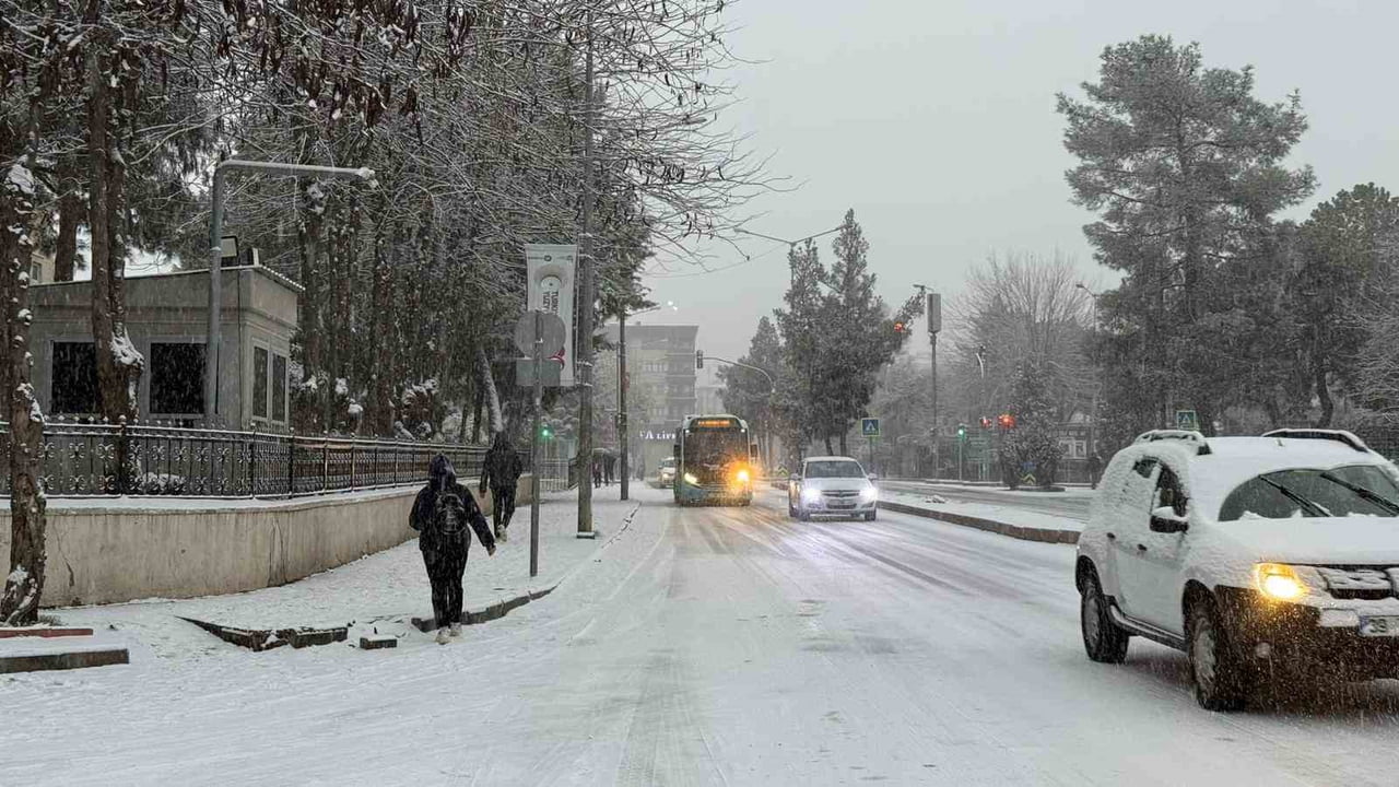 DİYARBAKIR’DA ETKİLİ OLAN KAR YAĞIŞI NEDENİ İLE ÖĞLEDEN SONRA TÜM OKULLAR TATİL...