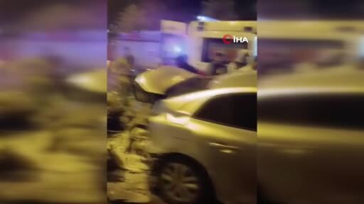 Diyarbakır’da feci kaza: İki aracın arasından geçmeye çalıştı,3 yaralı