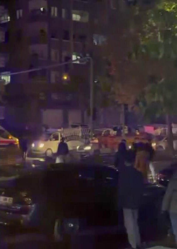 DİYARBAKIR’DA İKİ ARACIN ÇARPIŞMASI SONUCU MEYDANA GELEN KAZANIN ARDINDAN TARAFLAR KAVGAYA...