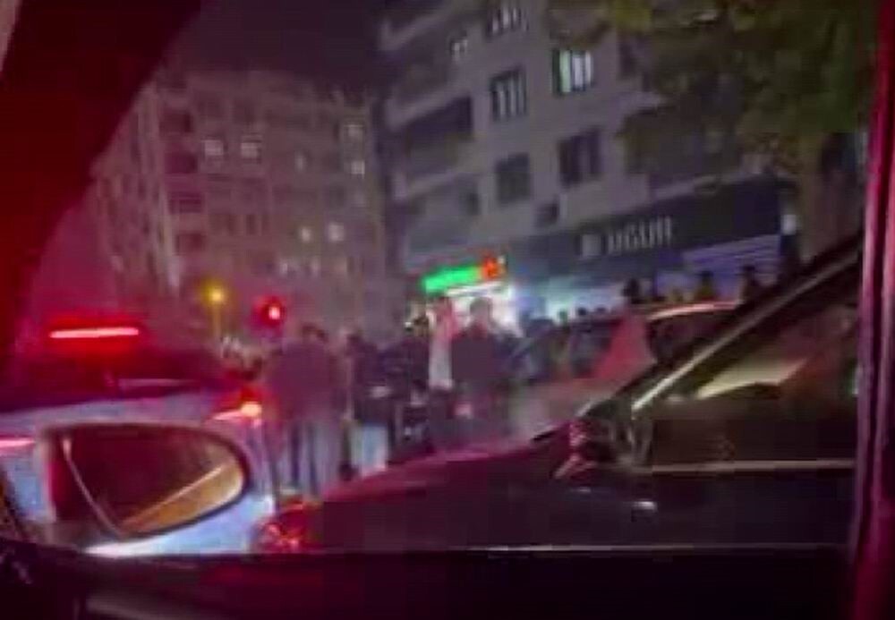 DİYARBAKIR’DA İKİ ARACIN ÇARPIŞMASI SONUCU MEYDANA GELEN KAZANIN ARDINDAN TARAFLAR KAVGAYA...