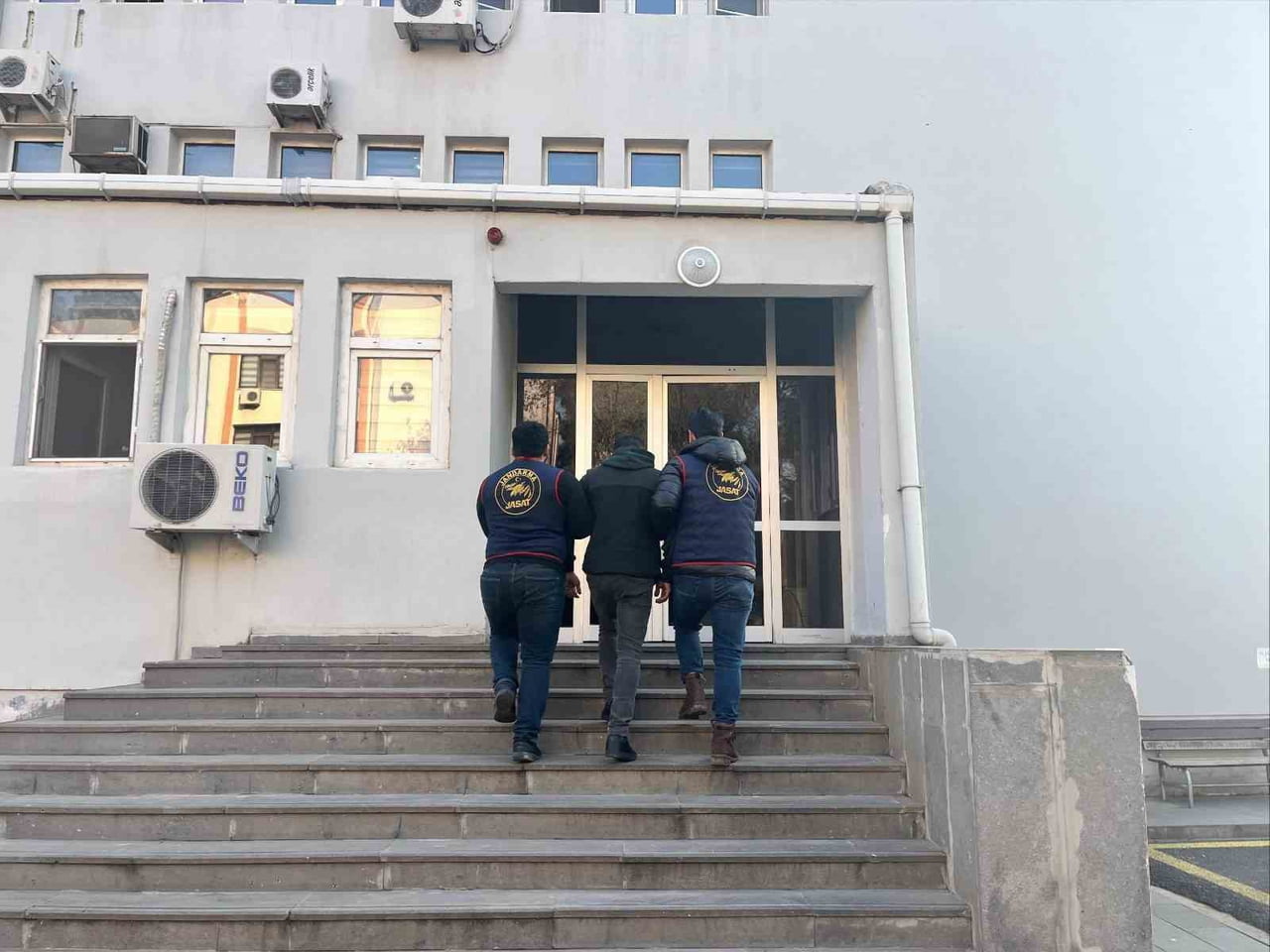 DİYARBAKIR’DA JANDARMA EKİPLERİNCE DÜZENLENEN OPERASYONLARDA HAKLARINDA KESİNLEŞMİŞ HAPİS CEZASI...