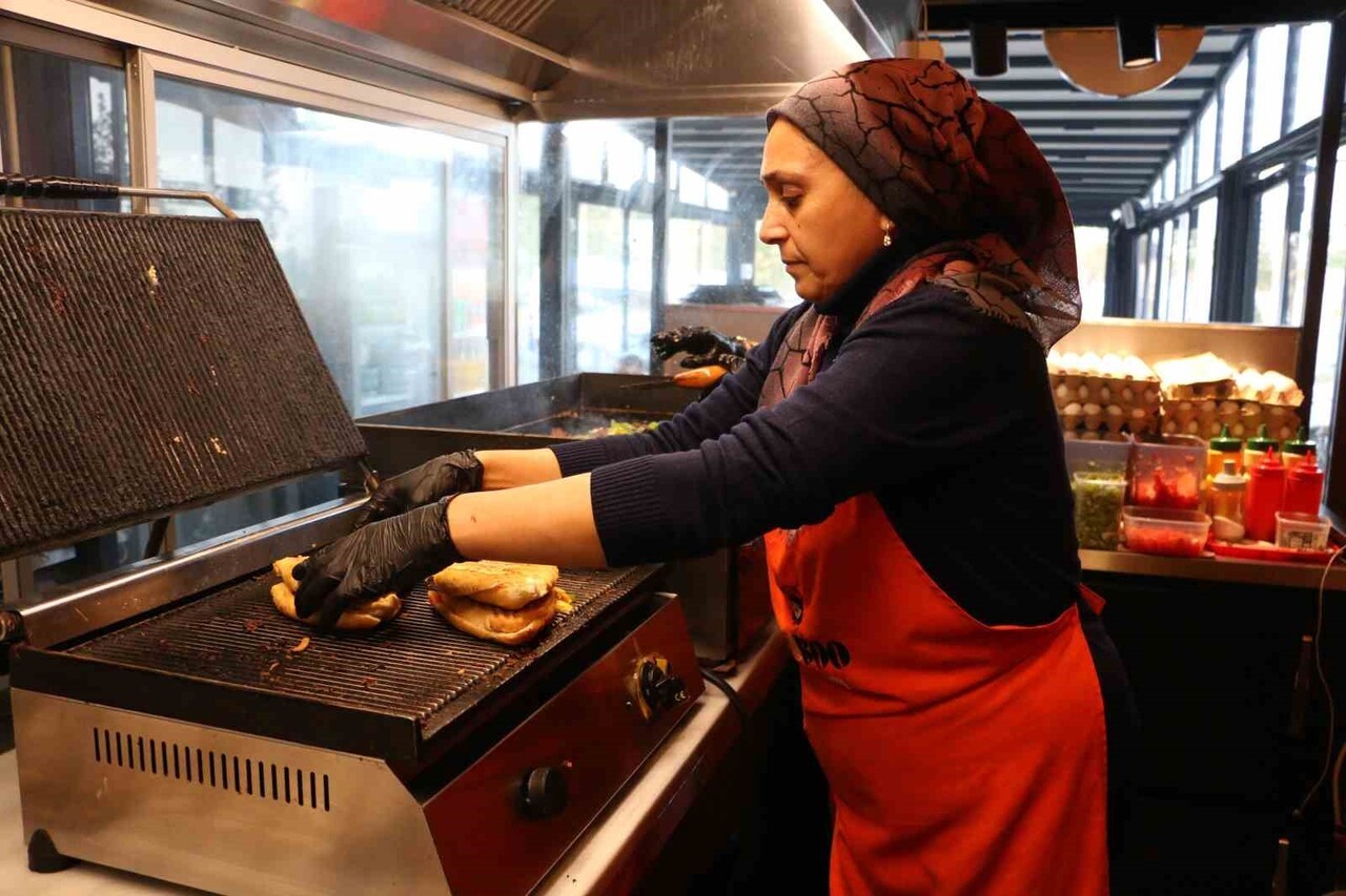 DİYARBAKIR’DA KADIN GİRİŞİMCİ ZEYNEP İNCİ AÇTIĞI FAST FOOD İŞLETMESİNE SADECE KADIN ÇALIŞAN ALARAK...