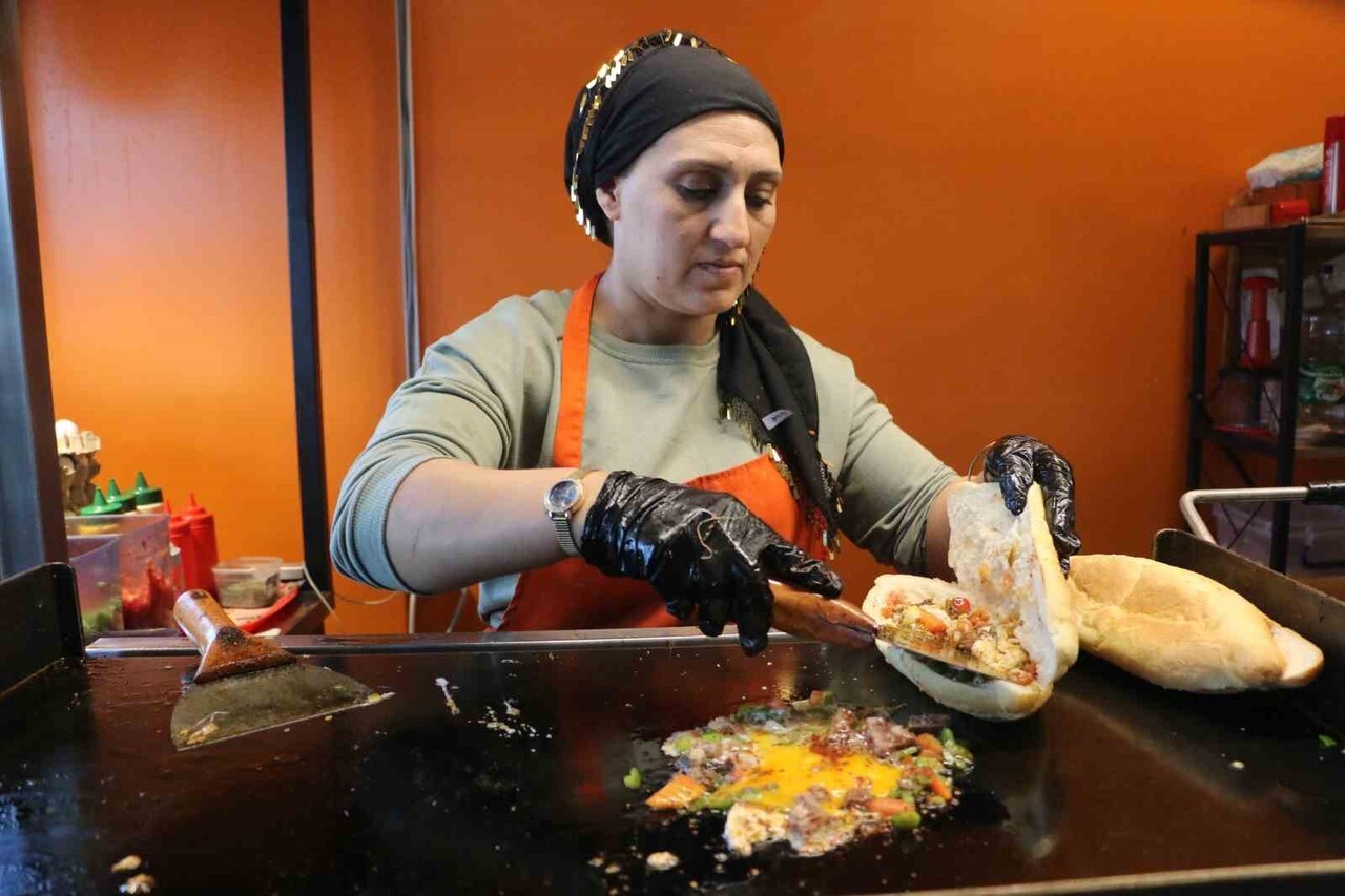 DİYARBAKIR’DA KADIN GİRİŞİMCİ ZEYNEP İNCİ AÇTIĞI FAST FOOD İŞLETMESİNE SADECE KADIN ÇALIŞAN ALARAK...