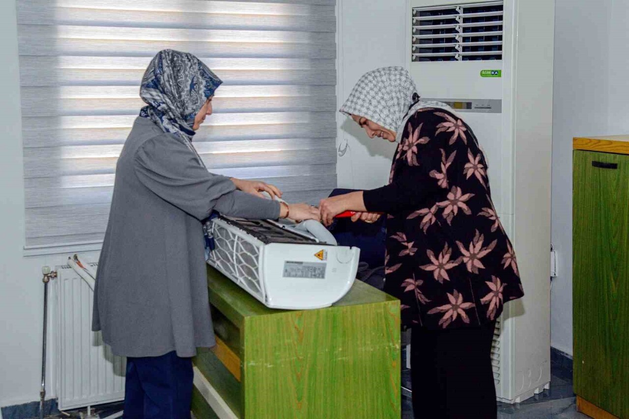 DİYARBAKIR’DA KADINLAR, DÜZENLENEN EĞİTİM PROGRAMI SAYESİNDE KLİMA, KOMBİ VE PETEK BAKIMINI...