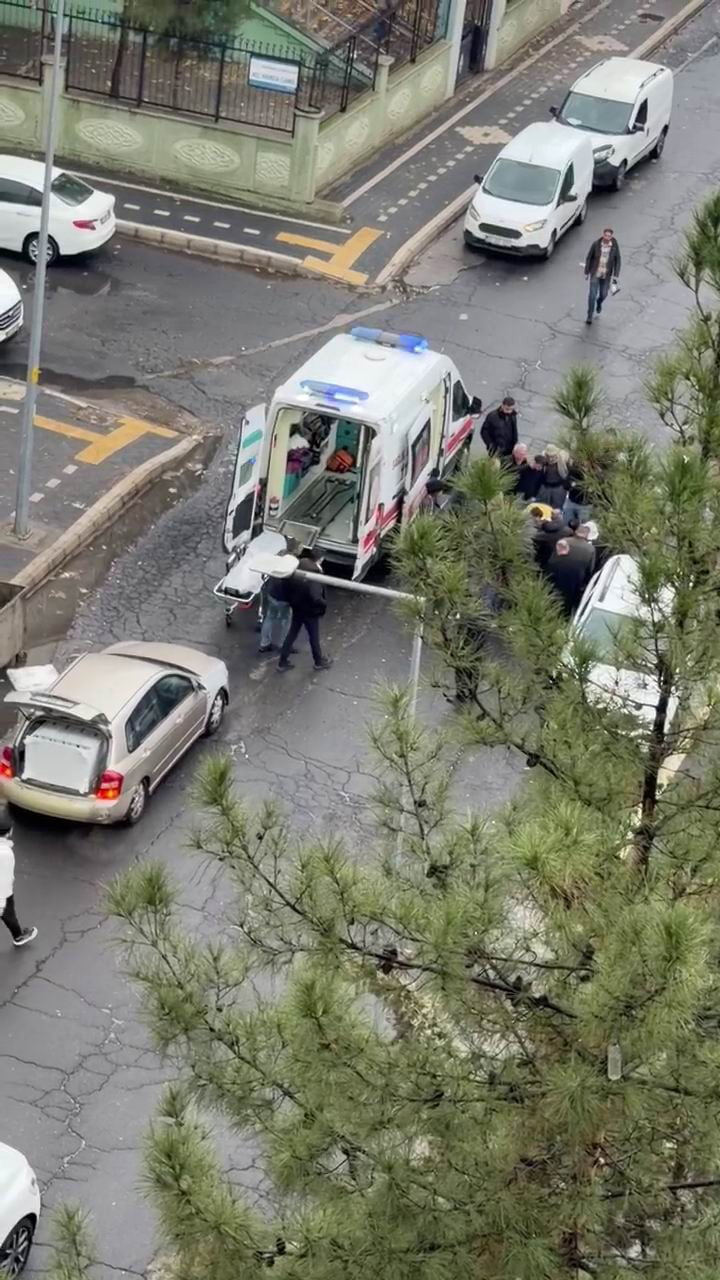 DİYARBAKIR’DA OTOMOBİL MOTOKURYEYE ÇARPTI. KAZADA MOTOSİKLET SÜRÜCÜSÜ YARALANDI.