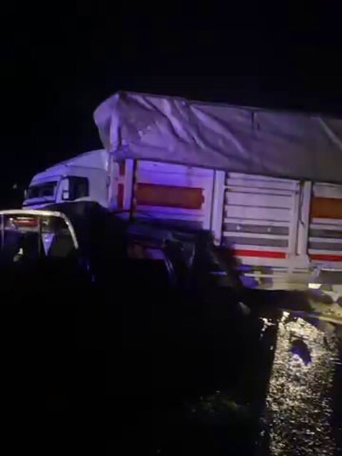 DİYARBAKIR’DA PİKAP, SEYİR HALİNDEKİ TIRA ARKADAN ÇARPTI. KAZADA 1 KİŞİ YARALANDI.