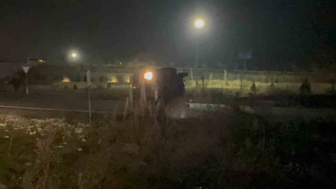 DİYARBAKIR’DA ŞANLIURFA KARAYOLUNDA MEYDANA GELEN TRAFİK KAZASINDA YOLUN KARŞISINA GEÇMEYE ÇALIŞAN...