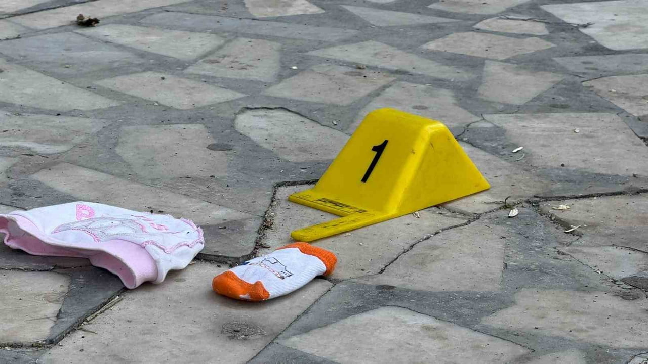 DİYARBAKIR’DA SİNİR KRİZİ GEÇİREN BİR ANNE, 2 AYLIK BEBEĞİNİ 4’ÜNCÜ KATTAKİ EVLERİNİN...