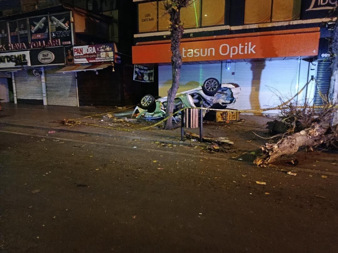 DİYARBAKIR’DA SÜRÜCÜSÜNÜN DİREKSİYON HAKİMİYETİNİ KAYBETTİĞİ ARAÇ, TAKLA ATARAK YOLDAN ÇIKTI. FECİ...