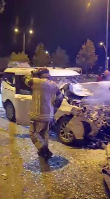 DİYARBAKIR’DA ÜÇ ARACIN ÇARPIŞTIĞI ZİNCİRLEME TRAFİK KAZASINDA 3 KİŞİ YARALANDI.