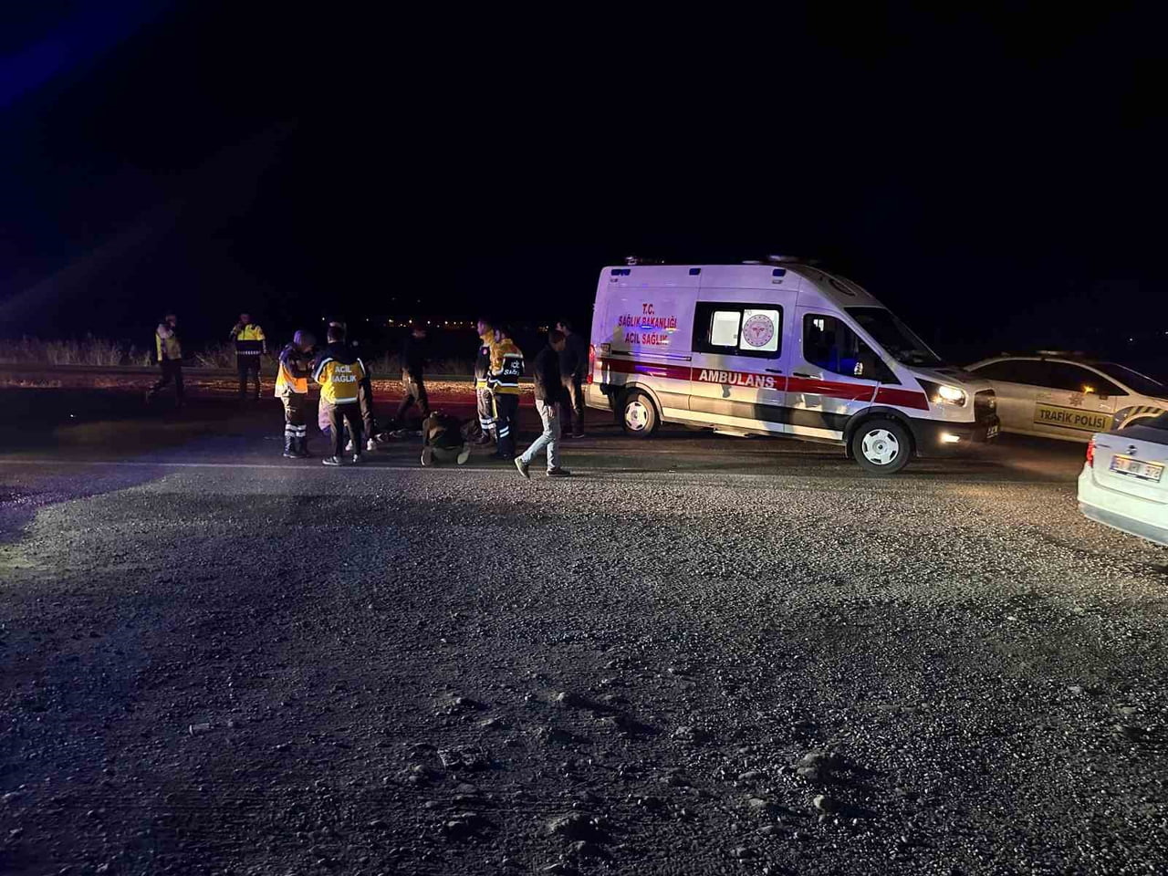 DİYARBAKIR’IN ÇINAR İLÇESİNDE YOLUN KARŞISINA GEÇERKEN OTOMOBİLİN ÇARPTIĞI YAŞLI ADAM HAYATINI...